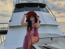 7 Foto Mayangsari Liburan ke Pulau Pribadi, Naik Kapal Bareng Suami & Anak