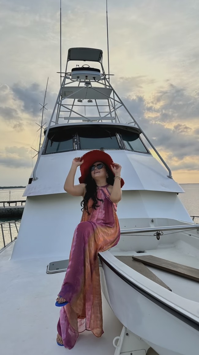 Tak hanya menaiki perahu, selama berlibur di pulau tersebut Mayangsari juga tampak menikmati naik kapal bersama keluarga. Ia pun tak lupa memamerkan posenya dengan gaya yang stylish. Foto: Instagram/@mayangsari_official