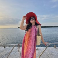 Memadukan dress panjang berwarna merah muda keunguan dengan topi pantai dan kaca mata hitam, Mayangsari tampil bak sosialita. Unggahannya itu pun banjir komentar ucapan Selamat Tahun Baru oleh para netizen. Foto: Instagram/@mayangsari_official