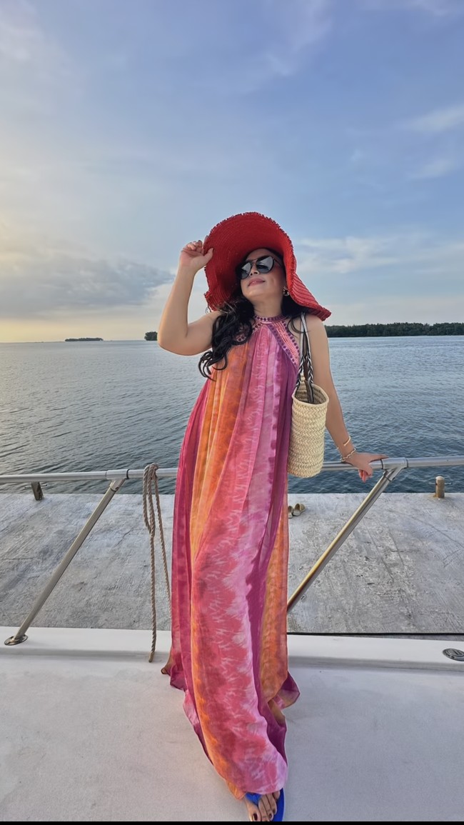 Memadukan dress panjang berwarna merah muda keunguan dengan topi pantai dan kaca mata hitam, Mayangsari tampil bak sosialita. Unggahannya itu pun banjir komentar ucapan Selamat Tahun Baru oleh para netizen. Foto: Instagram/@mayangsari_official