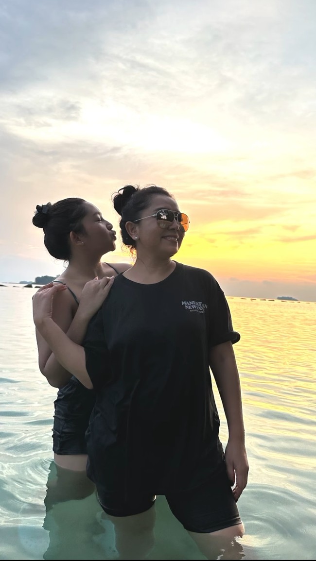 Liburan kali ini Mayangsari memilih berkunjung ke pulau pribadi yang terletak di Kepulauan Seribu. Melalui akun Instagram pribadinya Mayangsari pun membagikan keseruan liburan keluarganya selama di sana. Foto: Instagram/@mayangsari_official