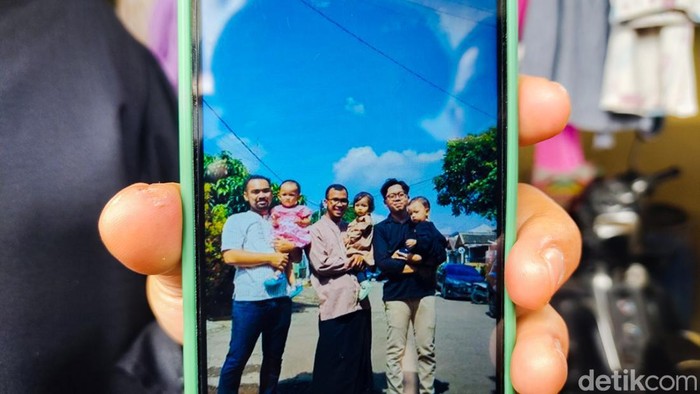 Mendiang Julian (tengah), korban kecelakaan KA di Bandung, saat berfoto dengan teman masa kecil
