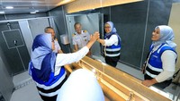 Direktur Usaha Angkutan Penumpang PT Pelni (Persero) Nuraini Dessy W (tengah) didampingi oleh Vice President Usaha Penumpang Non Komersial Presda Simangasing (kiri) dan Vice President Pelayanan Angkutan Penumpang Repona Indah Pertiwi (kanan) meninjau fasilitas toilet anyar di Kapal Pelni.  