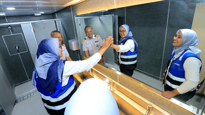 Kesan bau, jorok dan tidak nyaman di Toilet Kapal Pelni itu kini sudah tak ada. Fasilitas toilet yang dikenalkan Pelni kini jauh dari kesan yang miring dan negatif. Ini buktinya.