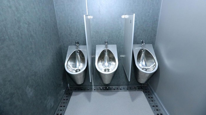Kesan bau, jorok dan tidak nyaman di Toilet Kapal Pelni itu kini sudah tak ada. Fasilitas toilet yang dikenalkan Pelni kini jauh dari kesan yang miring dan negatif. Ini buktinya.