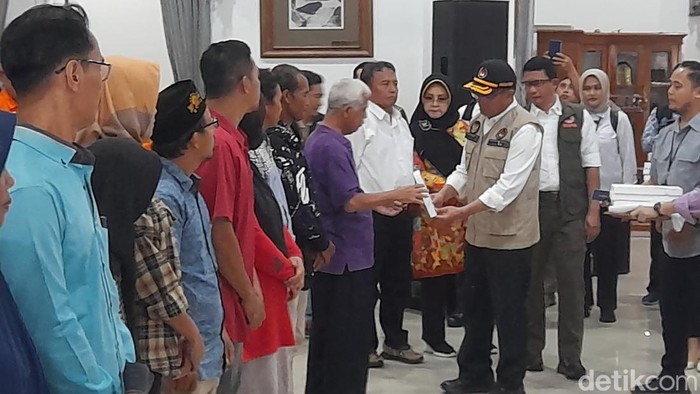Menko PMK Muhadjir Effendy saat menyerahkan bantuan ke korban terdampak gempa Sumedang.