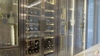 Di rumahnya, sosialita berusia hampir 50 tahun ini punya wine cellar atau tempat menyimpan wine berukuran besar seperti ini. Foto: YouTube Jamie Chua