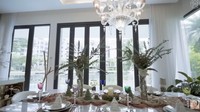 Jamie Chua sengaja meletakkan chandelier di ruang makan. Ia ingin memunculkan kesan mewah di sini. Foto: YouTube Jamie Chua