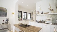 Di sisi samping ruang makan, ada island kitchen yang menurut Jamie Chua dan pasangannya begitu terpakai. Interiornya juga masih senada tema putih dan emas. Foto: YouTube Jamie Chua