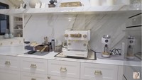 Mesin kopi di rumah Jamie Chua juga canggih lho! Tak lupa ia memilih yang warnanya senada dengan interior secara keseluruhan. Foto: YouTube Jamie Chua