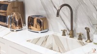 Teko listrik dan pemanggang roti di rumah Jamie Chua ini cantik berwarna rose gold. Mereknya merupakan SMEG yang terkenal premium. Foto: YouTube Jamie Chua