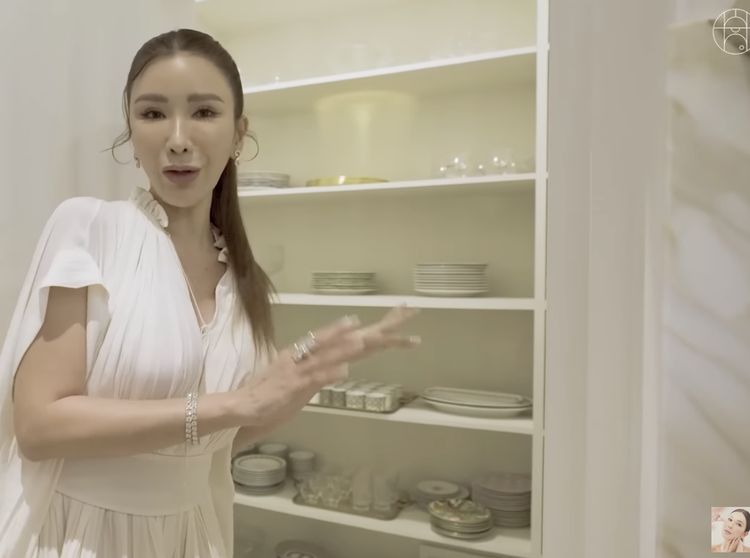 Mewah! Dapur Serba Putih Milik Sosialita Singapura Jamie Chua