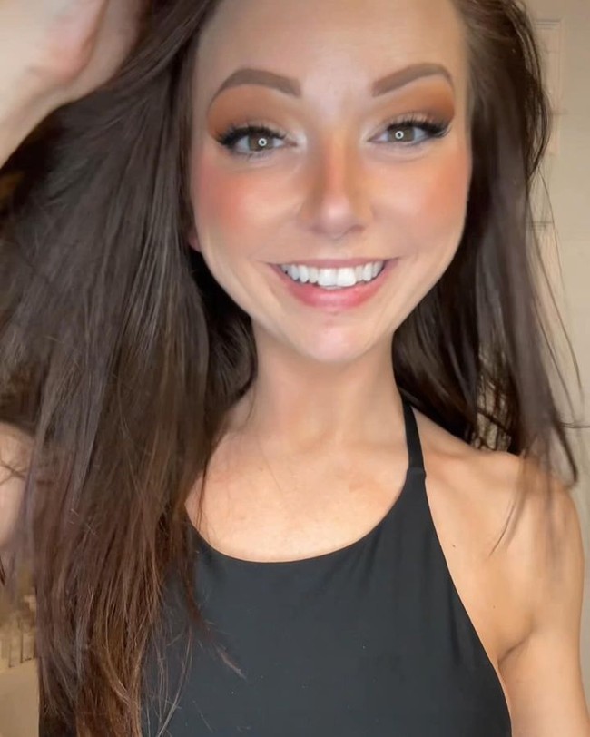 Misty Dawn Hight jadi viral karena pengakuannya. Dalam video yang sudah dilihat lebih dari 1,3 juta kali, wanita tersebut mengungkap kabar bahagia bahwa akan segera dikarunia cucu pertama. Hal tersebut tentu mengejutkan follower yang mengiranya masih mahasiswa. Foto: Dok. Instagram @mistydawn