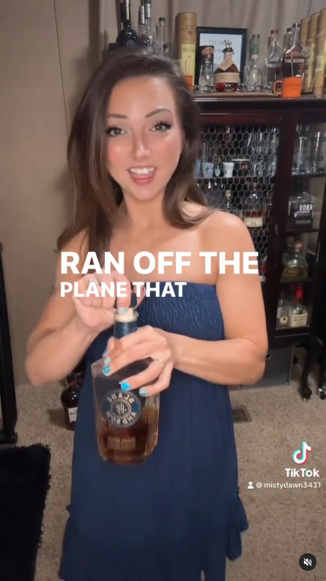 Sedangkan Rileigh hamil di usia 20 tahun karenanya Misty akan jadi nenek muda. Wanita itu pun menyebut dirinya sebagai grinfluencer atau grandmother influencer. Foto: Dok. Instagram @mistydawn