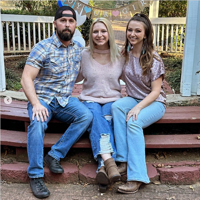 Kalian terus bertanya bagaimana aku bisa akan jadi seorang nenek (dalam waktu dekat). Aku hamil Rileigh di usia 15. Ketika itu aku bahkan menyimpan uang jajanku seminggu untuk membeli tes kehamilan, katanya. Foto: Dok. Instagram @mistydawn