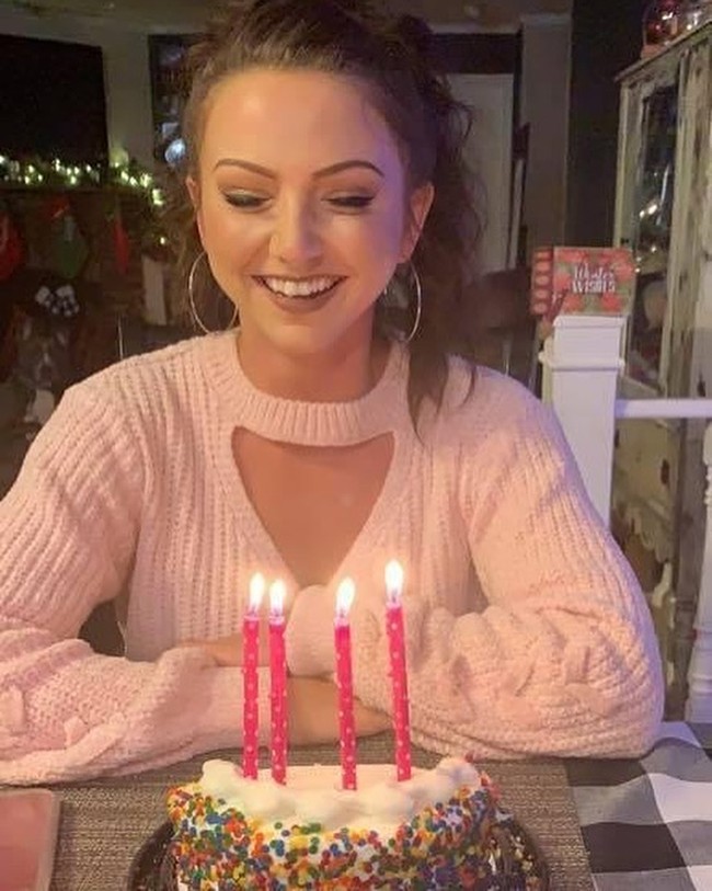 Di kolom komentar, banyak orang yang tidak percaya ia sudah berusia 37 tahun. Kamu terlihat seperti mungkin 22. Kami butuh rutinitas skincare kamu, Tidak mungkin usia kamu lebih dari 22, tulis netizen. Foto: Dok. Instagram @mistydawn