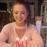 Di kolom komentar, banyak orang yang tidak percaya ia sudah berusia 37 tahun. Kamu terlihat seperti mungkin 22. Kami butuh rutinitas skincare kamu, Tidak mungkin usia kamu lebih dari 22, tulis netizen. Foto: Dok. Instagram @mistydawn