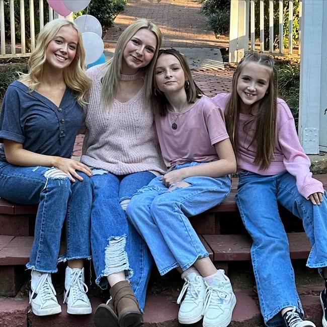 Selain karena penampilannya, Misty sendiri memang masih berusia muda untuk jadi seorang nenek pada bulan April mendatang. Umurnya baru 37 tahun karena itu banyak netizen yang tetap bingung bagaimana ia sudah punya anak. Misty pun akhirnya menjelaskan. Foto: Dok. Instagram @mistydawn