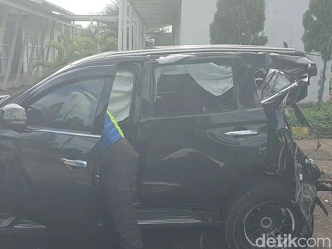 Mobil Pajero yang ringsek ditabrak bus PO Haryanto di Tol Batang, Jawa Tengah. Foto diunggah Jumat (5/1/2024).