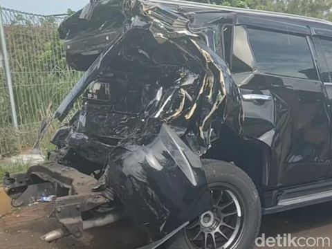 Mobil Pajero yang ringsek ditabrak bus PO Haryanto di Tol Batang, Jawa Tengah. Foto diunggah Jumat (5/1/2024).
