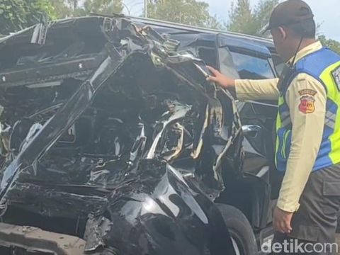 Mobil Pajero yang ringsek ditabrak bus PO Haryanto di Tol Batang, Jawa Tengah. Foto diunggah Jumat (5/1/2024).