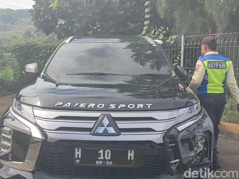 Mobil Pajero yang ringsek ditabrak bus PO Haryanto di Tol Batang, Jawa Tengah. Foto diunggah Jumat (5/1/2024).