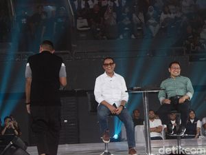 Gaya Anies-Cak Imin Coba Kacamata Sahroni di Acara Resolusi Indonesia
