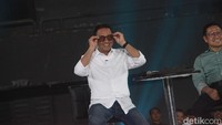 Keduanya ditantang oleh pembawa acara tersebut Ahmad Sahroni untuk menjajal kacamata miliknya.