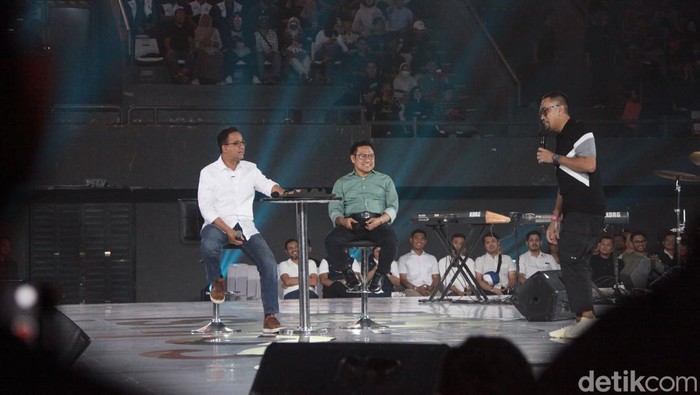 Momen Anies-Cak Imin Jajal Kacamata Sahroni di Acara Resolusi Indonesia Calon Presiden Anies Baswedan dan Calon Wakil Presiden Muhaimin Iskandar menghadiri acara Resolusi Indonesia di Tenis Indoor Senayan, Jakarta, Jumat (5/1/2024).