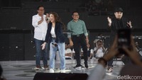 Komika Kiky Saputri dan Ate menjadi pemandu acara bertajuk Resolusi Indonesia yang dihadiri calon presiden dan calon wakil presiden nomor urut satu Anies Baswedan-Muhaimin Iskandar (Cak Imin).
