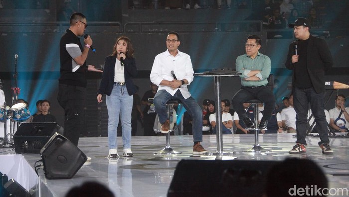 Komika Kiky Saputri dan Ate bersama calon presiden dan calon wakil presiden nomor urut satu Anies Baswedan-Muhaimin Iskandar hadir dalam acara Resolusi Indonesia di Tenis Indoor Senayan, Jakarta, Jumat (5/1/2024).