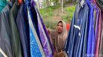 Musim Hujan Tiba, Pedapatan Pedagang  Jas Hujan Surabaya Tak Menentu