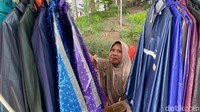 Suli, pedagang jas hujan asal Wonokromo yang dijumpai detikJatim, mengaku bahwa kondisi curah hujan di Surabaya yang belum terlalu tinggi membuat keuntungan yang ia dapatkan belum seberapa.