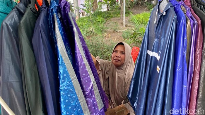Pedagang jas hujan di Surabaya laris saat memasuki musim hujan, Jumat (5/1/2023).