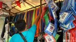 Musim Hujan Tiba, Pedapatan Pedagang  Jas Hujan Surabaya Tak Menentu
