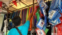 Namun kondisi cuaca yang tak menentu membuat omzet yang didapatkan oleh pedagang pun tak pasti.