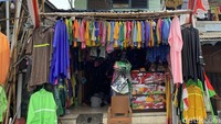 Terlebih sejak adanya online shop, omzet yang mereka dapatkan sebagai pedagang jas hujan pun semakin tipis.