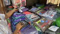 Suli menyampaikan jas hujan yang kebanyakan dicari oleh pelanggan ketika musim hujan tiba ini biasanya jas hujan yang cenderung lebih ringan dan tipis, kebanyakan membelinya untuk keadaan darurat saat tiba-tiba hujan datang mengguyur.
