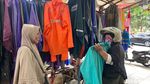 Musim Hujan Tiba, Pedapatan Pedagang  Jas Hujan Surabaya Tak Menentu