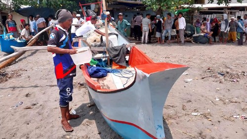 Nelayan ditemukan tewas di dalam perahunya usai menjaring ikan di tengah laut di Lombok Timur, NTB. (Humas Polres Lombok Timur)