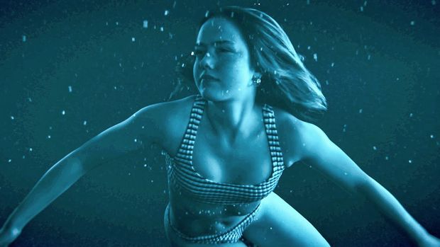 Cuplikan adegan di film horor Night Swim (2024).