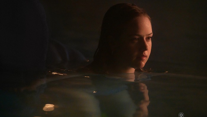 Cuplikan adegan di film horor Night Swim (2024).
