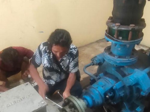 Petugas Perumda Tirta Amertha Buana mengecek sambungan air.