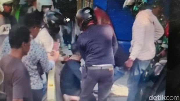 Pedangdut Saipul Jamil turut diamankan polisi di kawasan Jelambar, Jakarta Barat (Jakbar). Awalnya, polisi tengah mendalami kasus narkoba. (Repro/video viral)