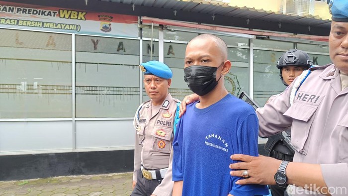 Pelaku pembunuh dan pemerkosan wanita di Pabrik Bata Desa Pliken Banyumas diamankan petugas kepolisian, Jumat (5/1/2024).