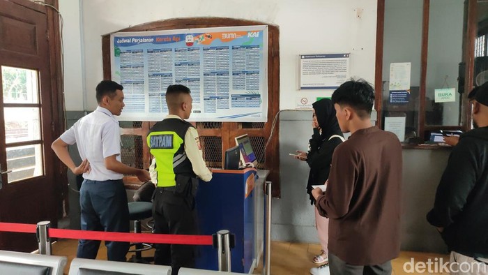 Penumpang di Stasiun Ciamis mengembalikan tiket.