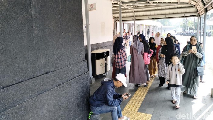 Penumpang memadati pintu Selatan Stasiun Bandung