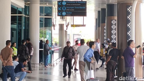 Penumpang tiba di bandara Komodo Labuan Bajo Kabupaten Manggarai Barat, NTT, Jumat (5/1/2024). (Ambrosius Ardin)