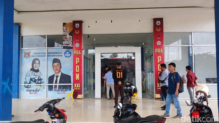 Penyidik Tipidkor Polda Sulbar geledah kantor Disdikpora Mamuju.