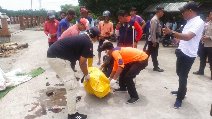 Petugas mengevakuasi Abidi, pria asal Banyuwangi yang ditemukan tewas di Tukad Mati, Kecamatan Kuta, Kabupaten Badung, Bali. (Dok. Polresta Denpasar)